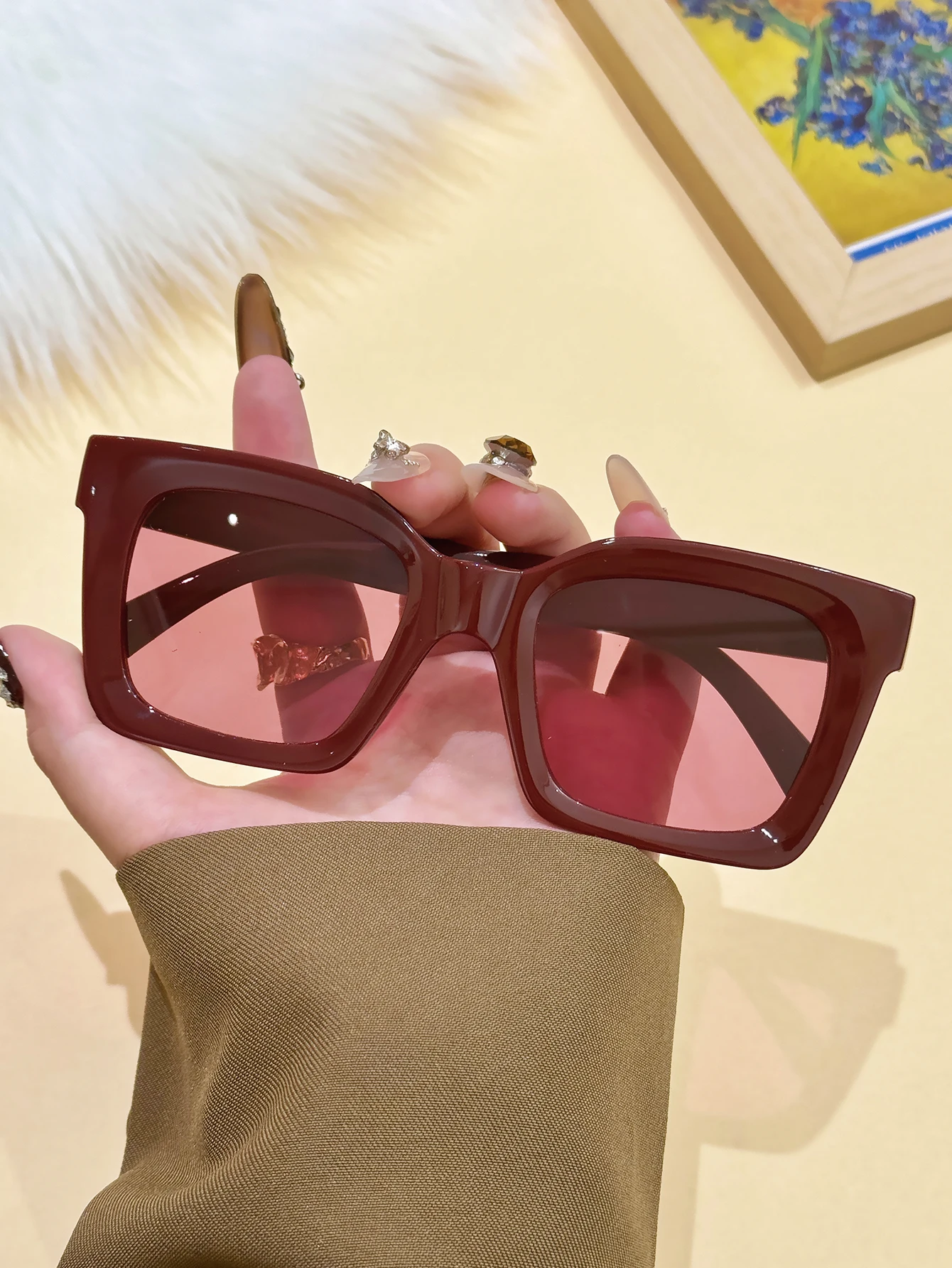 1 Stück Damen-Sonnenbrille im süßen und coolen Stil, weinroter Rahmen, rosa Gläser, großer quadratischer Rahmen, UV-Schutz für Dating/Musikfestivals Image