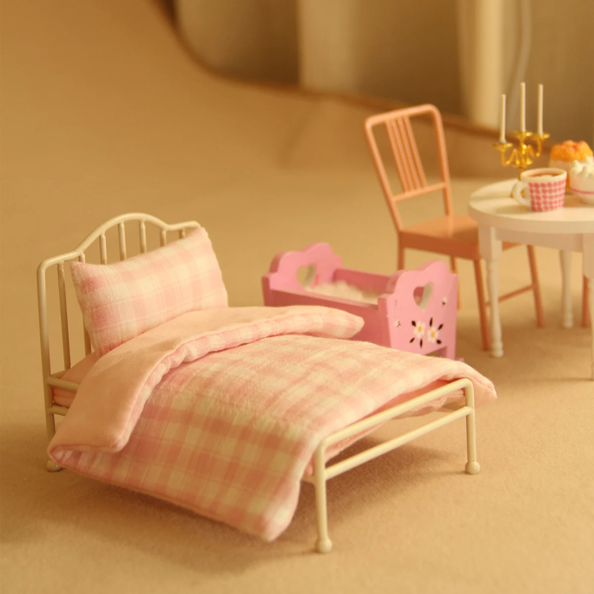 1:12 Miniatur-Bett aus realistischem weißem Schmiedeeisen mit rosa Bettwäsche, 3-teiliges Set, geeignet für die Heimdekoration im Puppenhaus Image