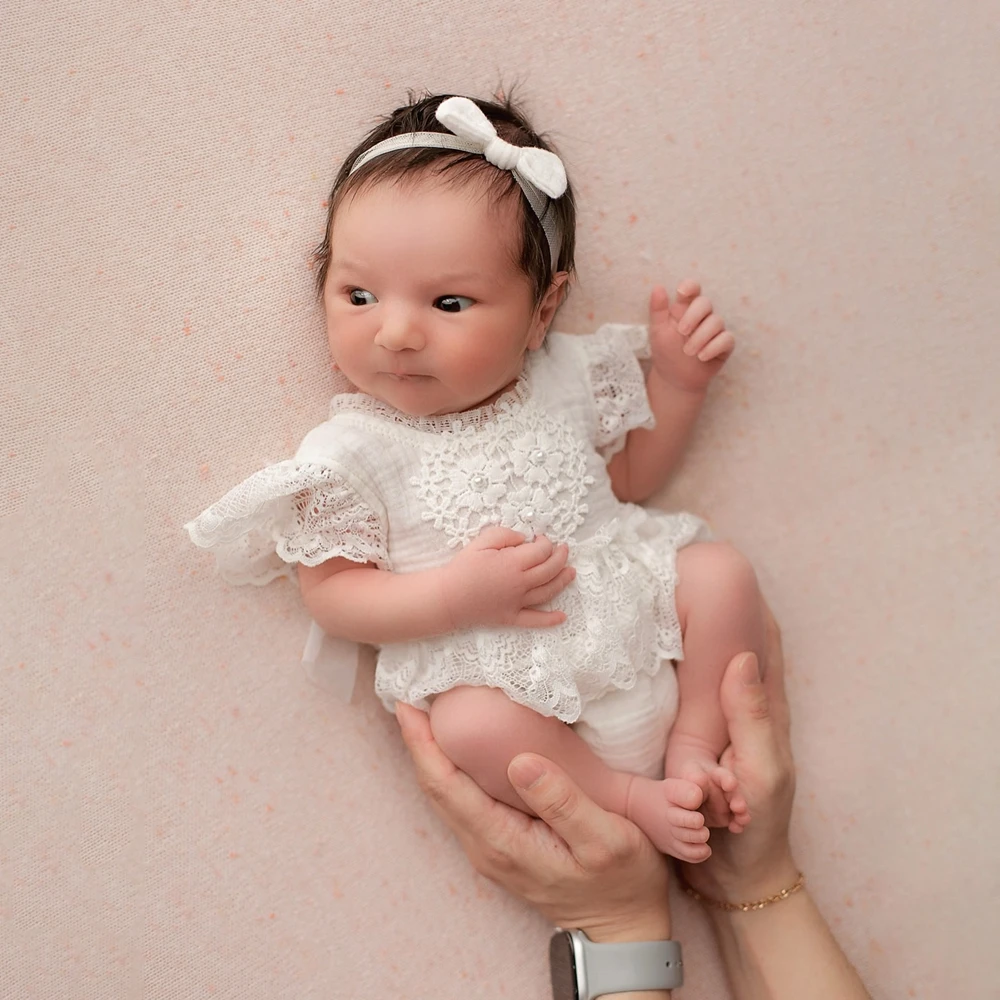 Baby Mädchen Spitzen-Rüschen-Strampler mit offenem Rücken und Schleifen-Stirnband – Neugeborenen-Fotografie-Requisiten, Outfit für Säuglingsfotoshootings, Neugeborenen-Requisite Image
