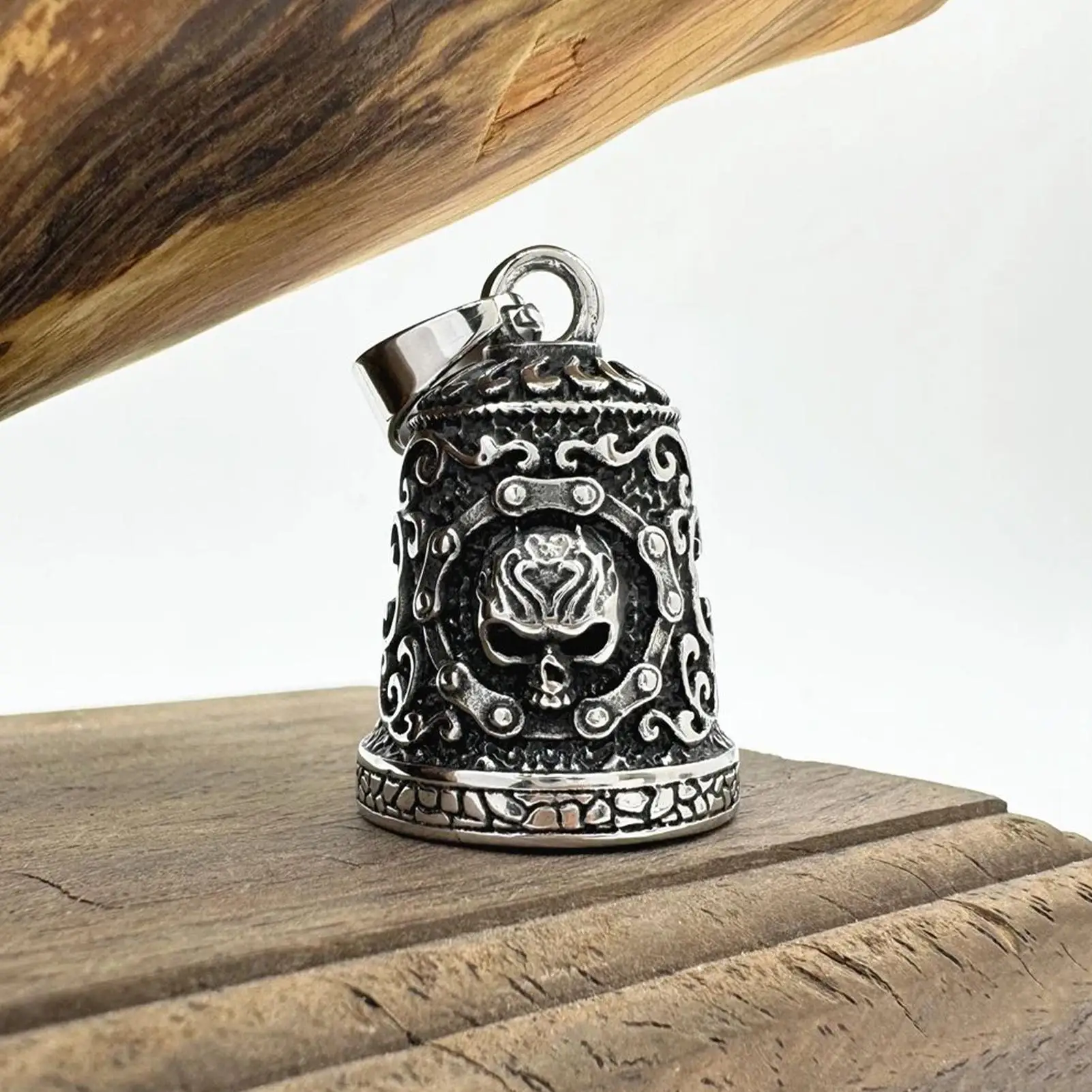 Motorrad-Glocken für Männer, Metall-Motorrad-Totenkopf-Anhänger, Vintage Handgefertigtes Biker-Ornament, Wetterfester Fahrer-Schlüsselanhänger für Roadtrips Image
