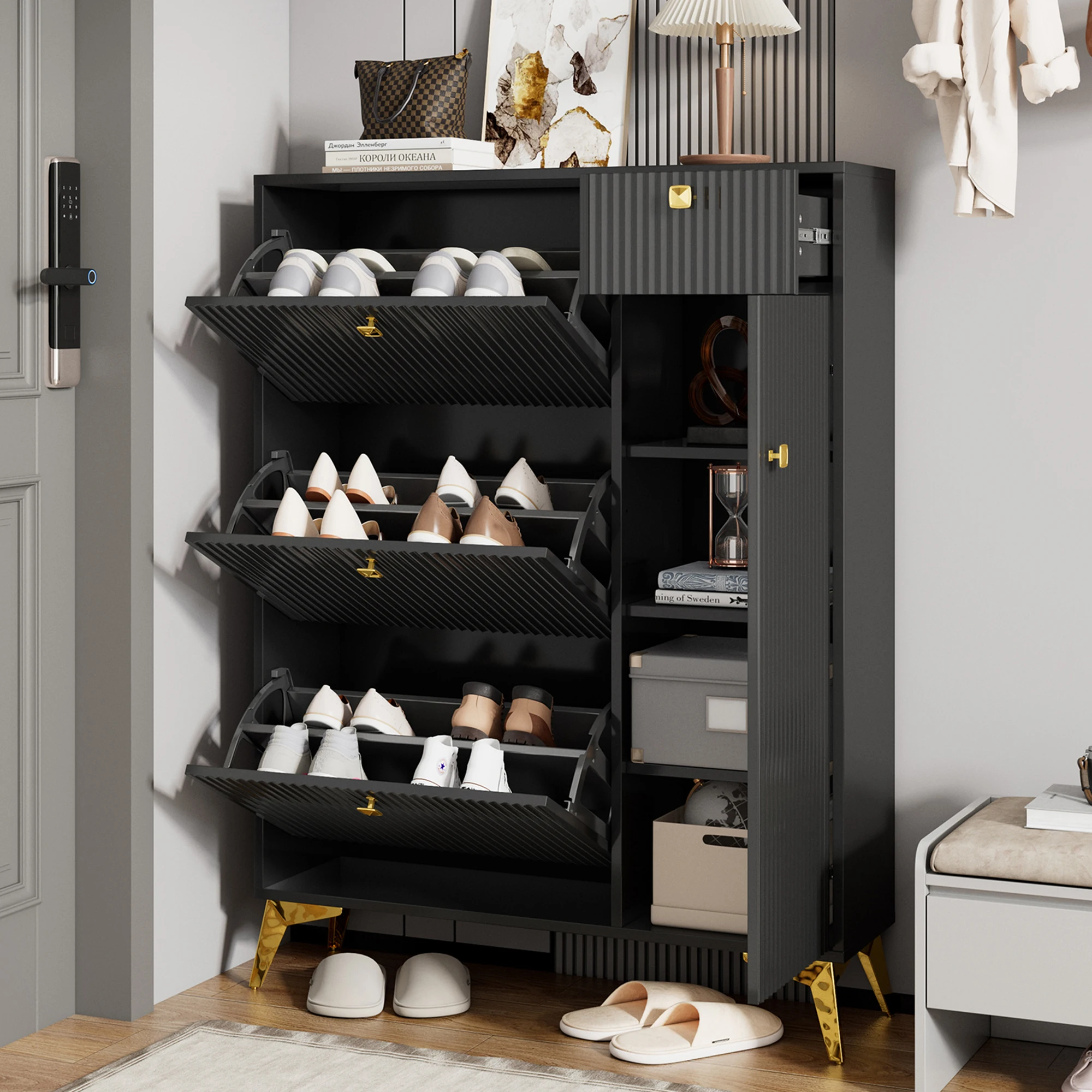Schwarzer Schuhschrank mit 3 Klappen, 1 Schublade und 1 Tür. Abmessungen: H 121 cm, B 90 cm, T 25 cm.