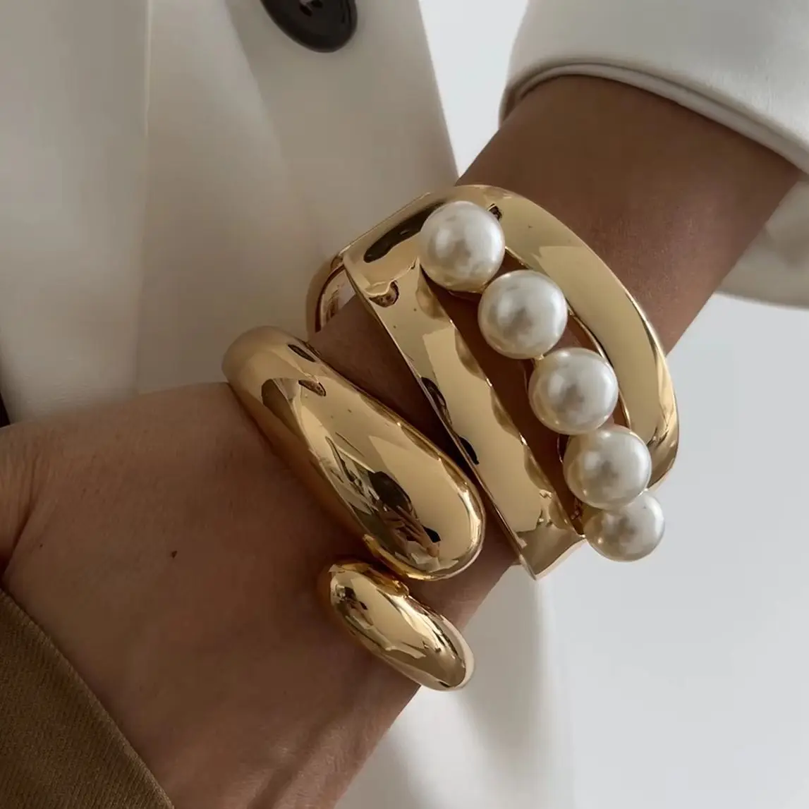 SHIXIN Design Geometrische Wasser Tropfen Gold Farbe Breite Frühling Armreifen für Frauen Elegante Imitation Perle Manschette Armbänder Neue Schmuck