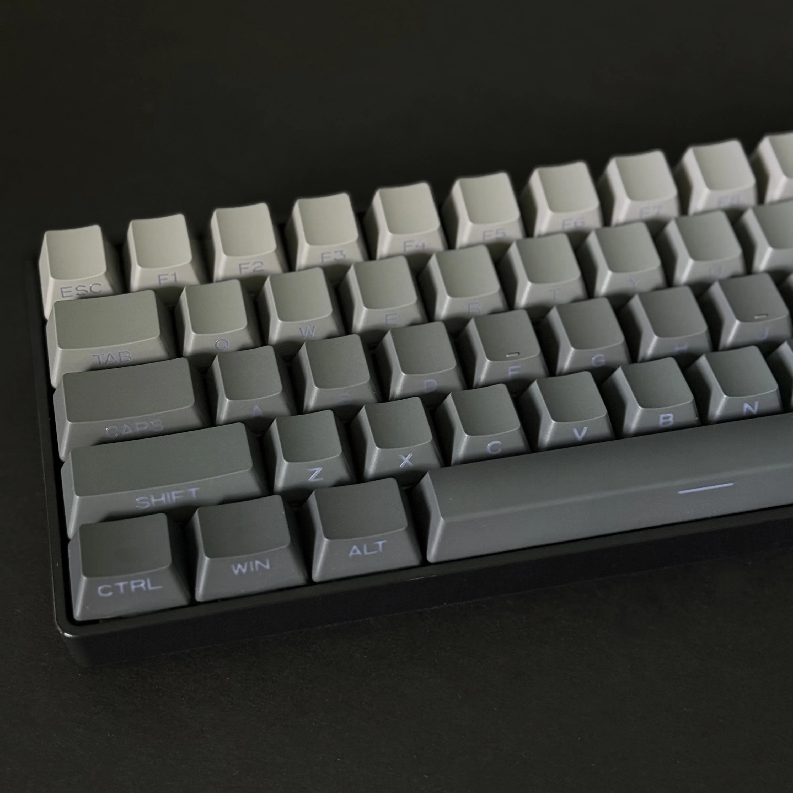Graue Farbverlaufs-Tastenkappe, seitlich legend, rot, rosa, lila, blau, OEM-Profil für 60 % 65 % 75 % TKL, 96 % 98 % 100 % mechanische Tastatur Image