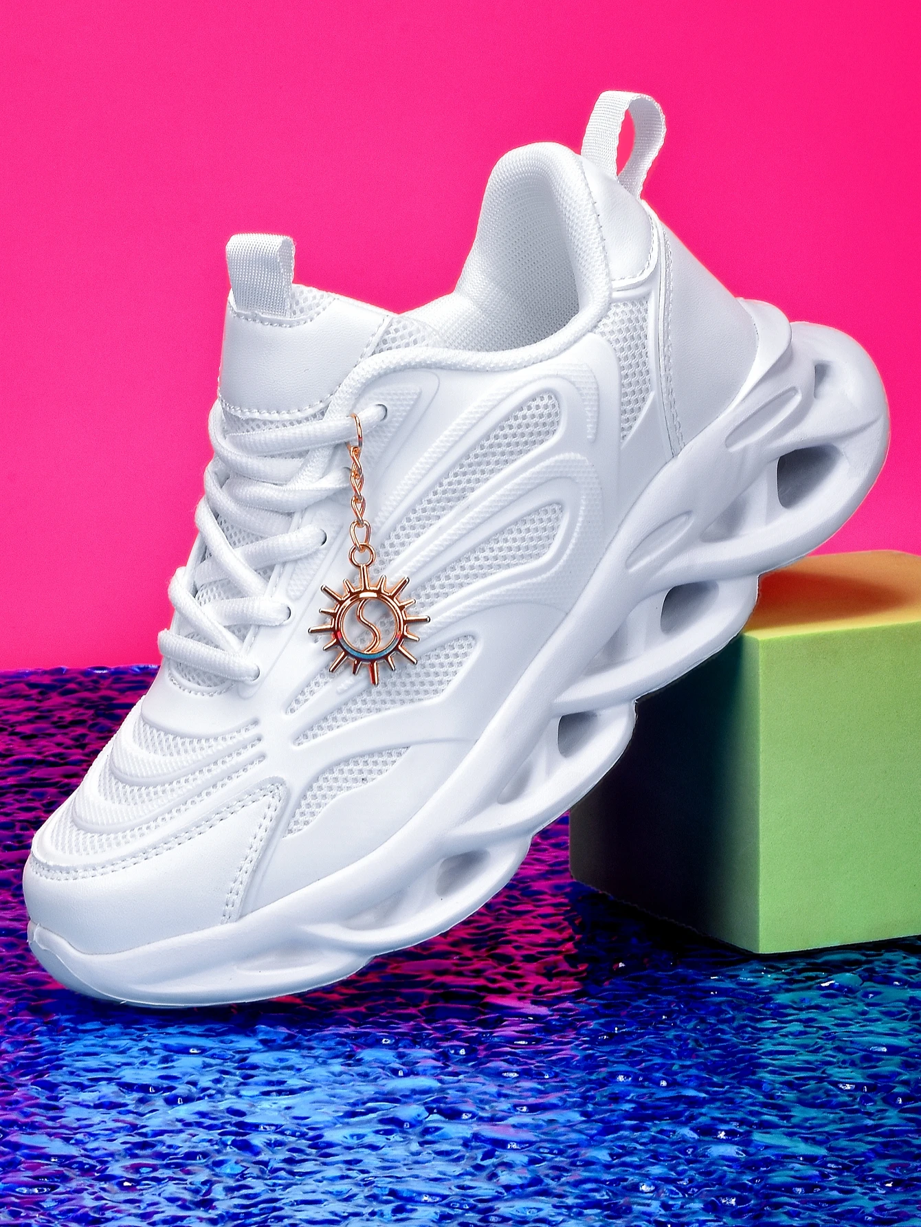 Modische vulkanisierte Damenschuhe mit 5 cm Absatz und abnehmbarer goldener Sonnenblumen-Dekorationskette, trendige Freizeitschuhe, Y2K Sweet Cool Style, atmungsaktiv, leicht, mit weicher Sohle, weiße