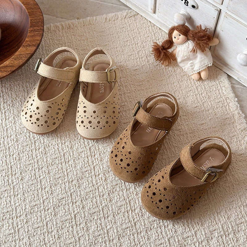 Mädchen-Sandalen aus Wildleder mit geschlossener Zehenpartie und Ausschnitten, Vintage-Sommerschuhe für Kinder, flache, einfarbige, minimalistische flache Kinderschuhe, Größe 23–33