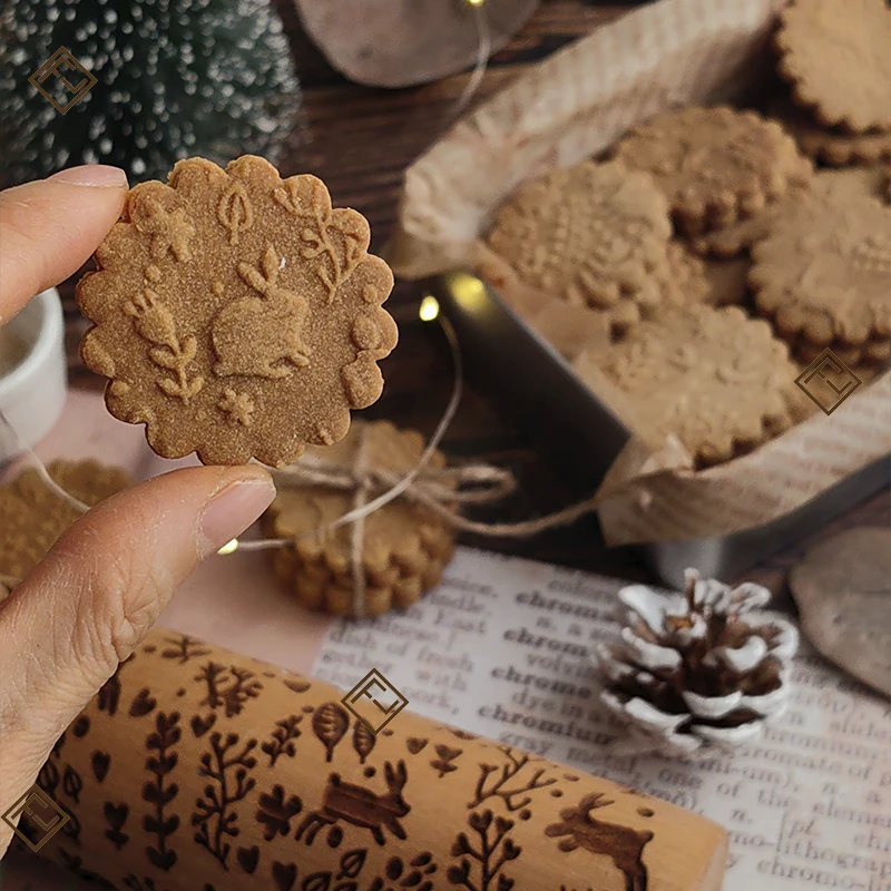 Weihnachtlicher Holz-Teigroller 3D DIY Gravierter Prägewalzen mit Erdbeer-, Dinosaurier- und Hasenmuster zum Backen von Keksen Image