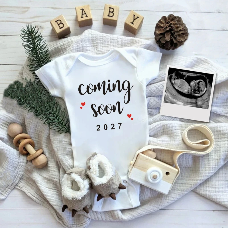 Neues Baby kommt bald 2027 Baby-Ankündigung Neugeborenen-Bodys Baby-Strampler Schwangerschafts-Enthüllungs-Kleidung Baumwolle Mädchen Jungen Overalls Image