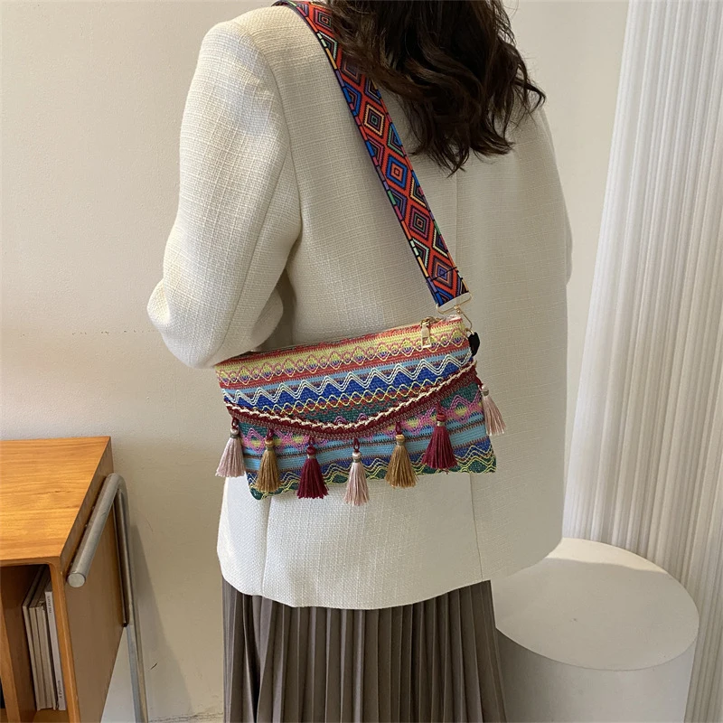 Nouveau style printanier : sac à bandoulière à pompon, mode artistique et ethnique, sac bandoulière vintage à rayures tissées, mode pour les trajets quotidiens.