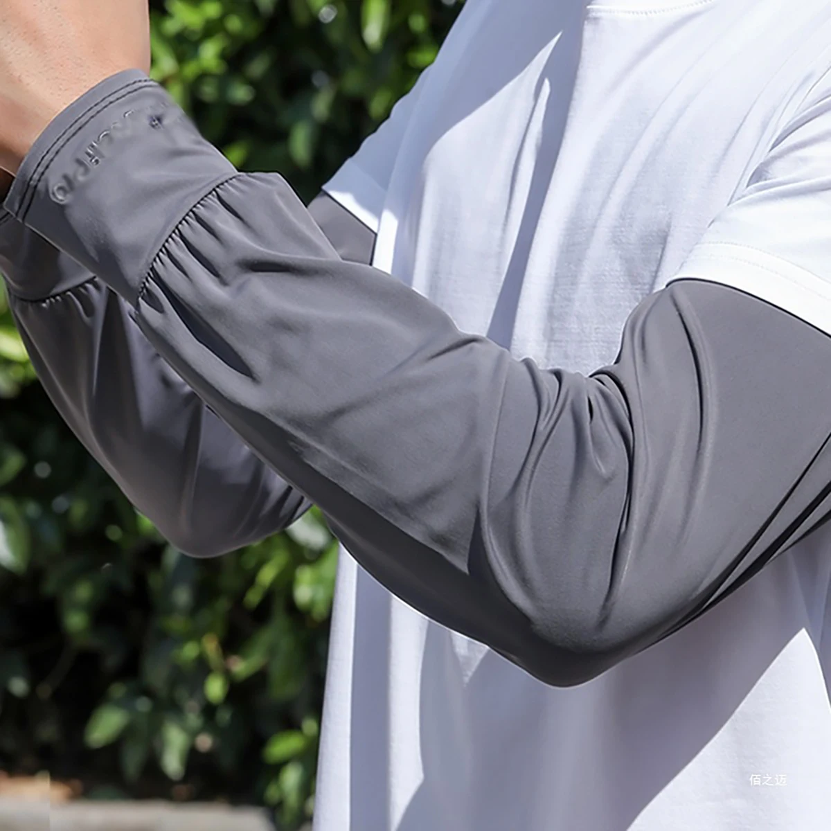 Kühlende Armstulpen Atmungsaktiver Sonnenschutz Eisseide-Ärmel Sommer Outdoor-Sport Fahren Radfahren Ärmel für Männer Locker Sitzende Armstulpen Image