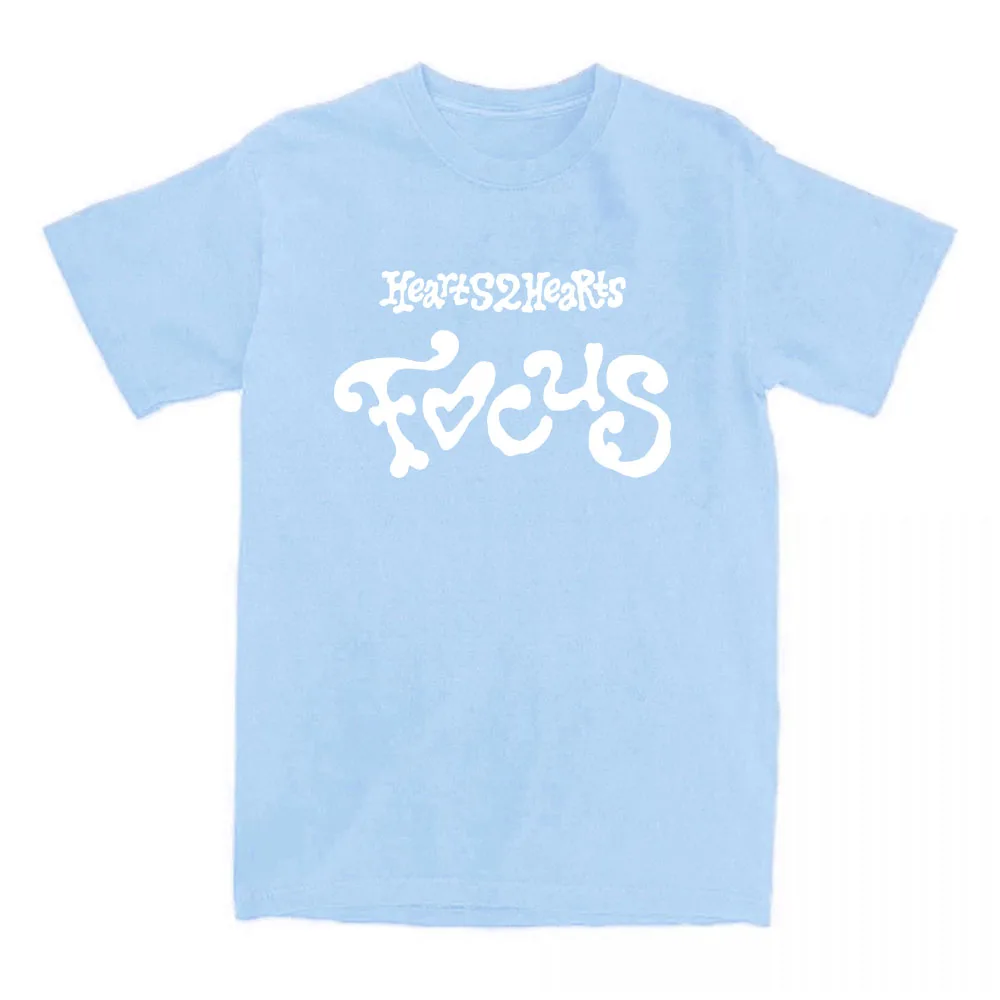Hearts2Hearts Fokus Grafik T-shirts Baumwolle Kurzarm Casual Frauen T-shirt Koreanische Mädchen Band Mode T Shirt Streetwear T-shirts
