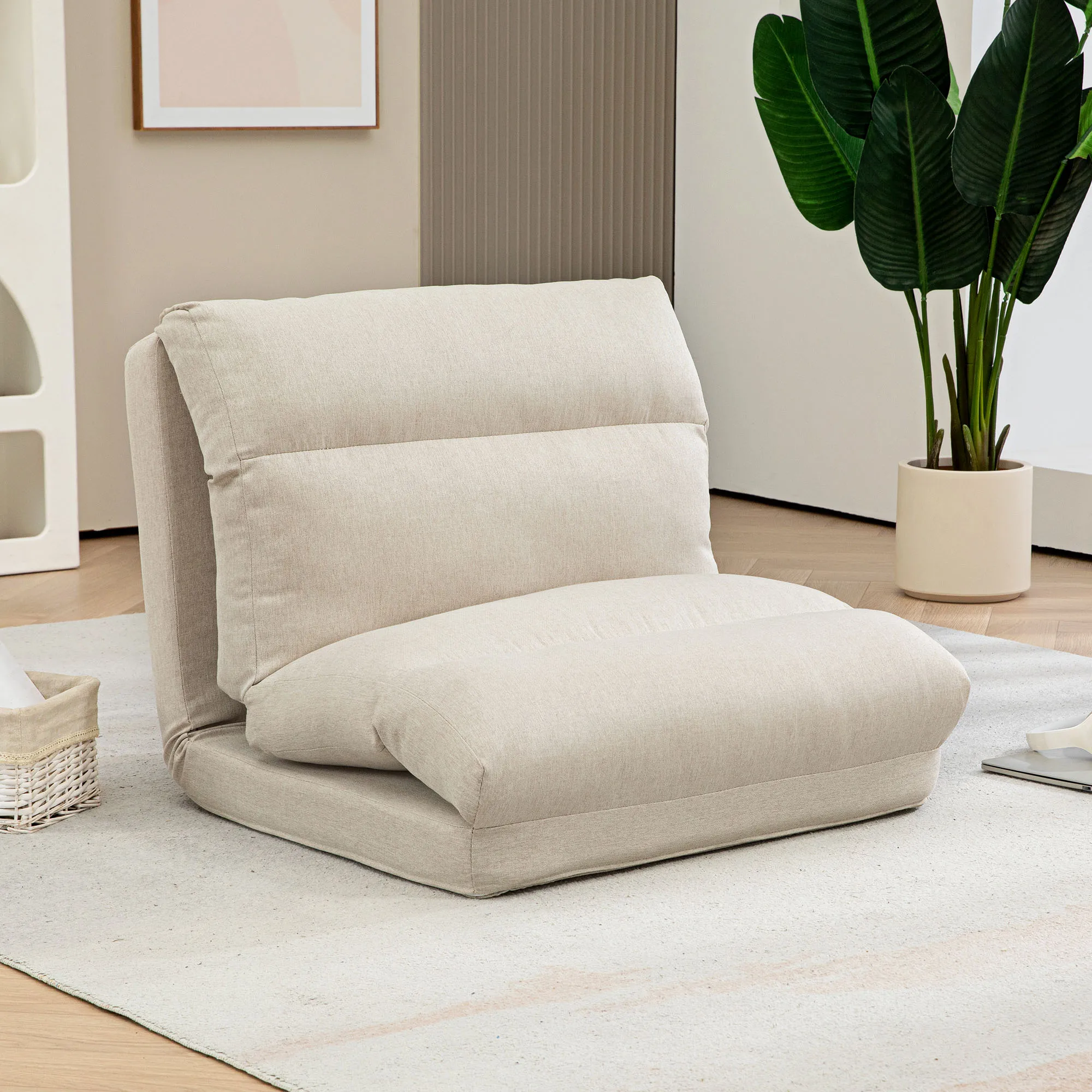 Beiger, klappbarer Sitzsack mit neigbarer Rückenlehne und Bettfunktion, belastbar bis 120 kg, 70 x 72 x 56 cm.
