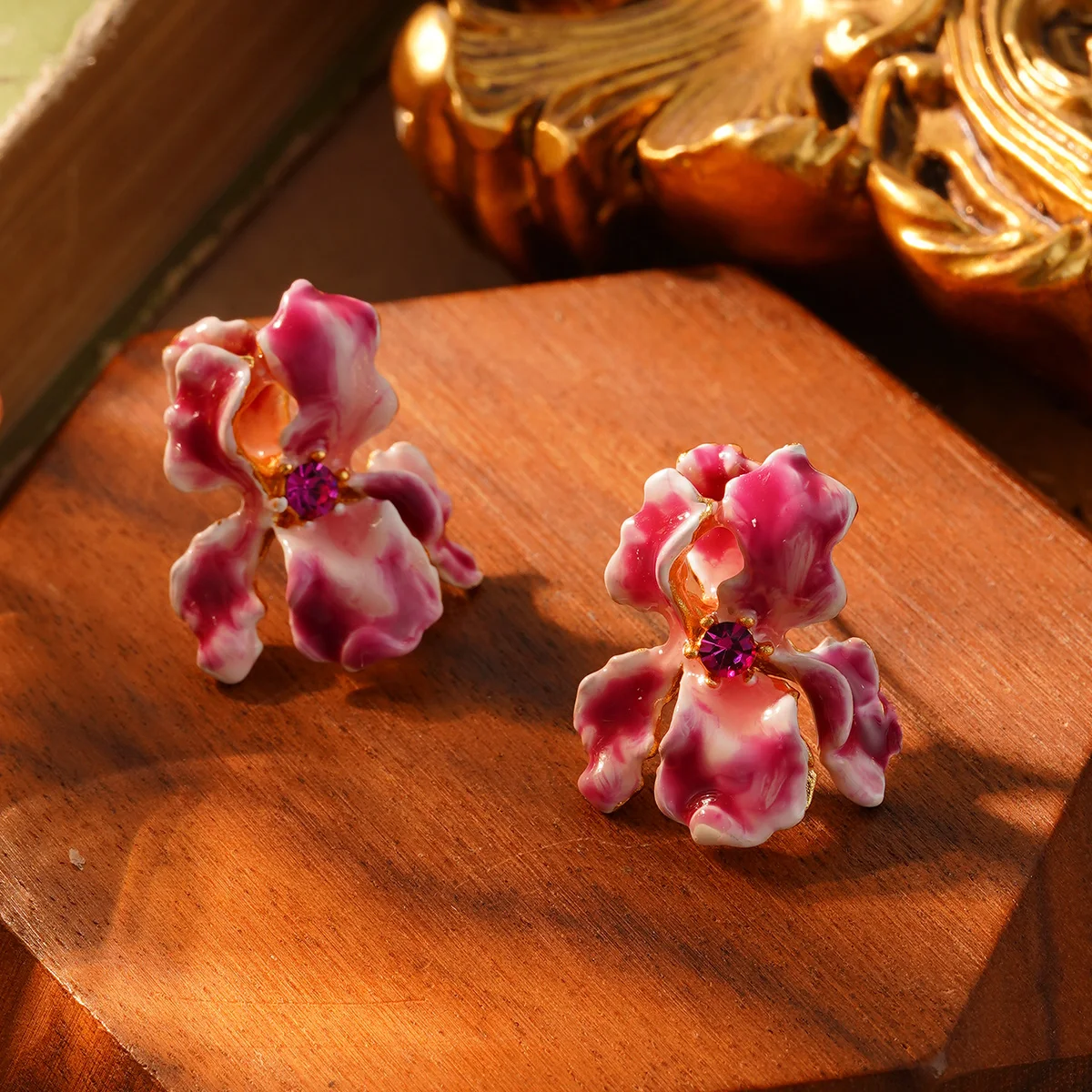 Elegante Iris-Blumen Ohrstecker für Damen - Rosa Emaille & Strass-Akzent, Wasserfester Hypoallergener Kupferschmuck Image