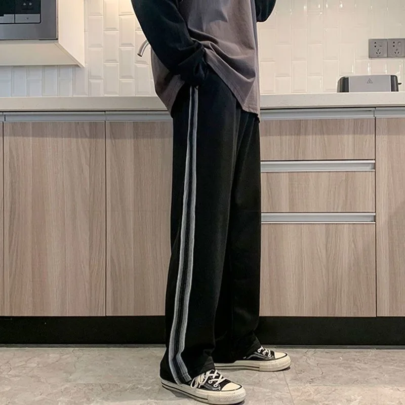 2026 Neue Frühlings- und Sommermode im Hongkong-Stil: Weite, lässige, gerade geschnittene Herrenhose mit Schlitz – Sportliche Markenmode Image