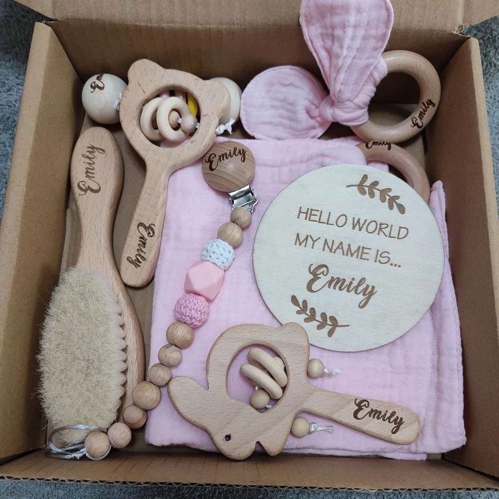 Baby-Geschenkbox, 8 Stück, mit personalisiertem Namen, Beißring-Rassel-Set aus Naturholz, individuelles Babyspielzeug, Babynamen-Ankündigung, Babybürste Image