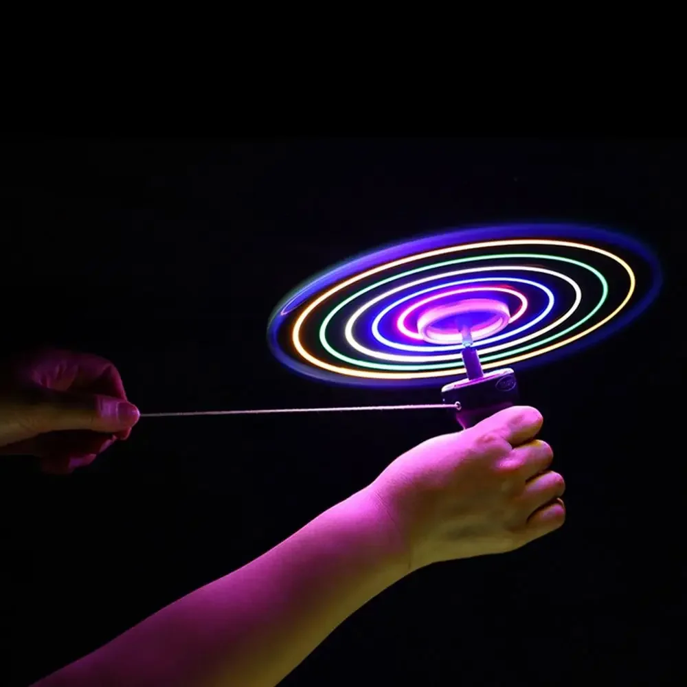 2026 Leuchtende Flugscheibe für Kinder mit LED-Beleuchtung, Zugschnur, fliegendes UFO-Spielzeug, Kreisel, Outdoor-Spiel, Sportspielzeug, Geschenk Image