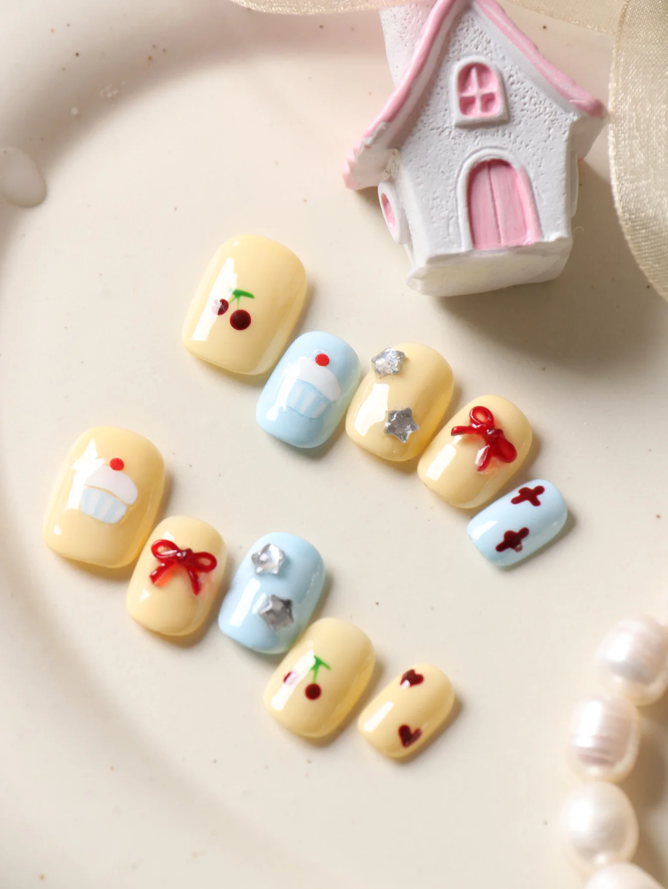 10 Stück kurze Acryl-Nägel zum Aufdrücken, gelb-blauer Kuchen, niedliche künstliche Nägel, inklusive 1 Blatt Klebelaschen und 1 Stück Mini-Feile Image