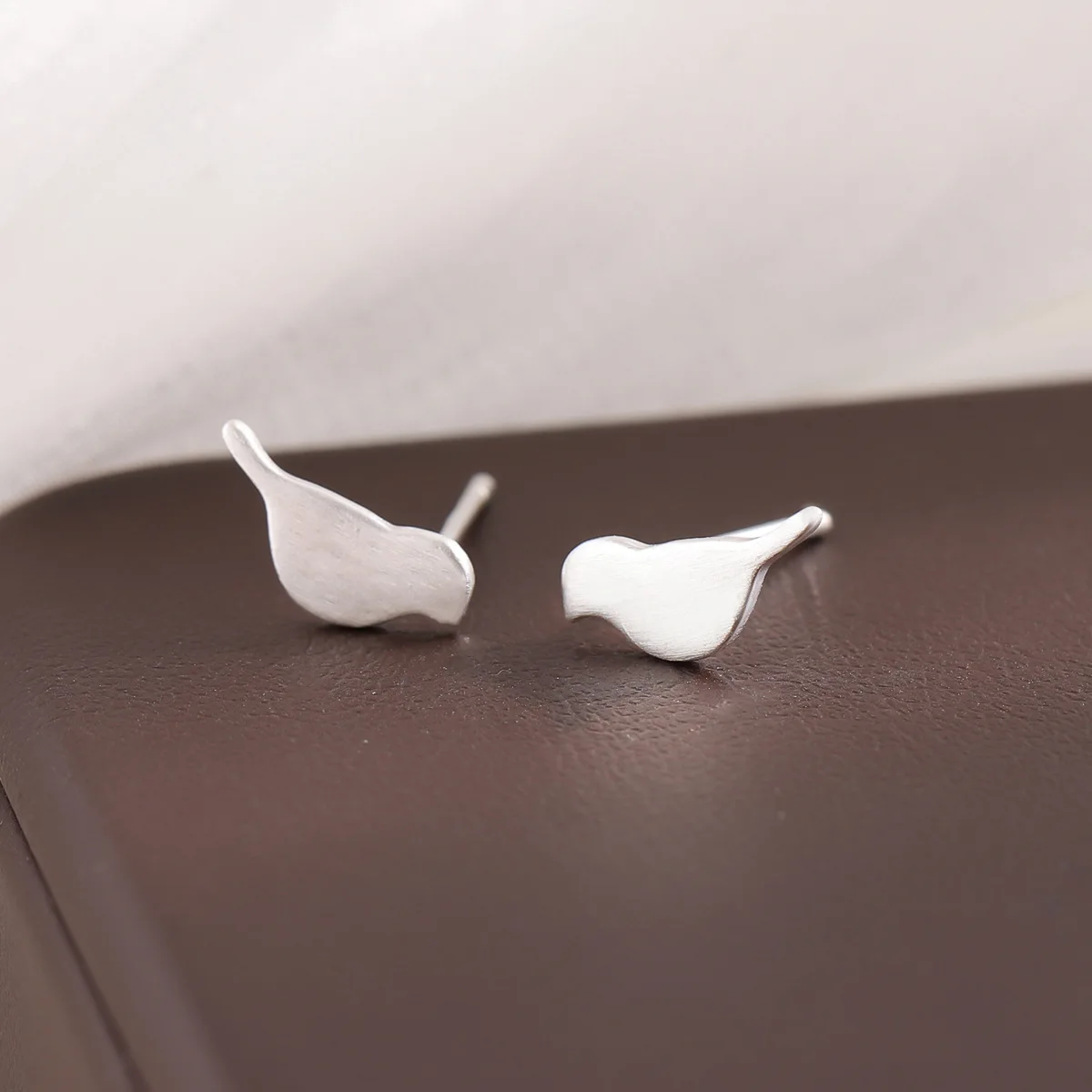 Neue Modeschmuck-Kollektion: Niedliche Tier-Ohrstecker aus 925 Sterling Silber, Persönlicher Gebürsteter Vogel-Design, Einfache Damen-Ohrringe E248 Image