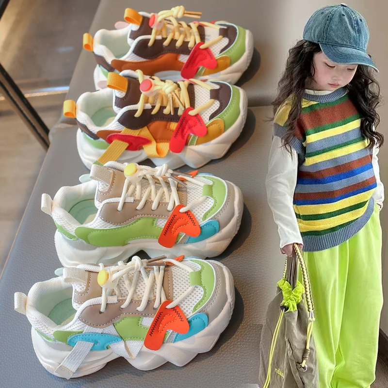 Neu eingetroffene, niedliche, mehrfarbige Freizeitschuhe für Kinder mit rutschfester Sohle, leichtem, komfortablem Design für Outdoor-Spiele im Freien.
