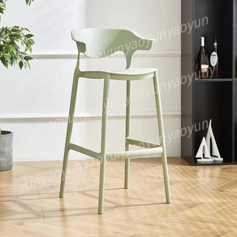 Elegante Kunststoff-Barhocker mit Rückenlehne Stapelbare Küchen-Thekenstühle Komfortable Designer-Hochstühle Image