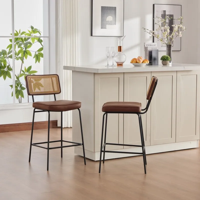 Moderner Barhocker im Hochglanz-Design, 2 Stühle pro Packung, PU-Leder-Polsterung im Vintage-Stil, Design ohne Armlehnen, Rückenlehne mit Holzrahmen und Rattan-Optik, Metallbeine mit Lackierung. Braun