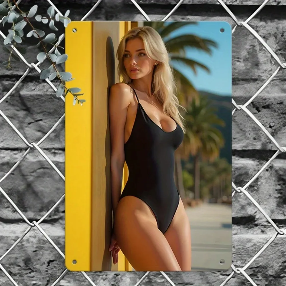 (2D-Blechmalerei) HD-Metallblechschild: Glamouröse blonde Frau im schwarzen Einteiler-Badeanzug, Palmen-Badeszene, Vintage-Wandkunst Image