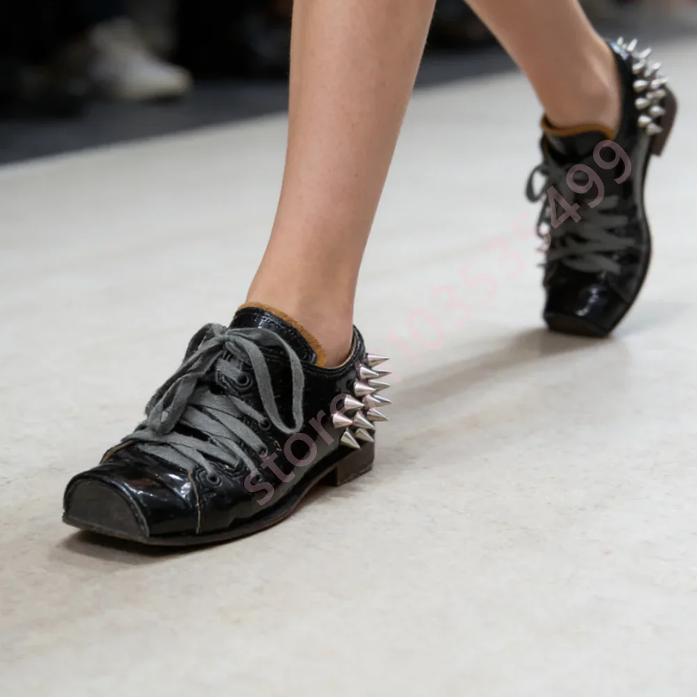 Herren-Sneaker aus genietetem Leder im Used-Look 2026 – Punk-Retro-Schuhe mit eckiger Zehenpartie, flachem Absatz, Schnürung und Gothic-Look, Low-Top-Freizeitschuhe Image