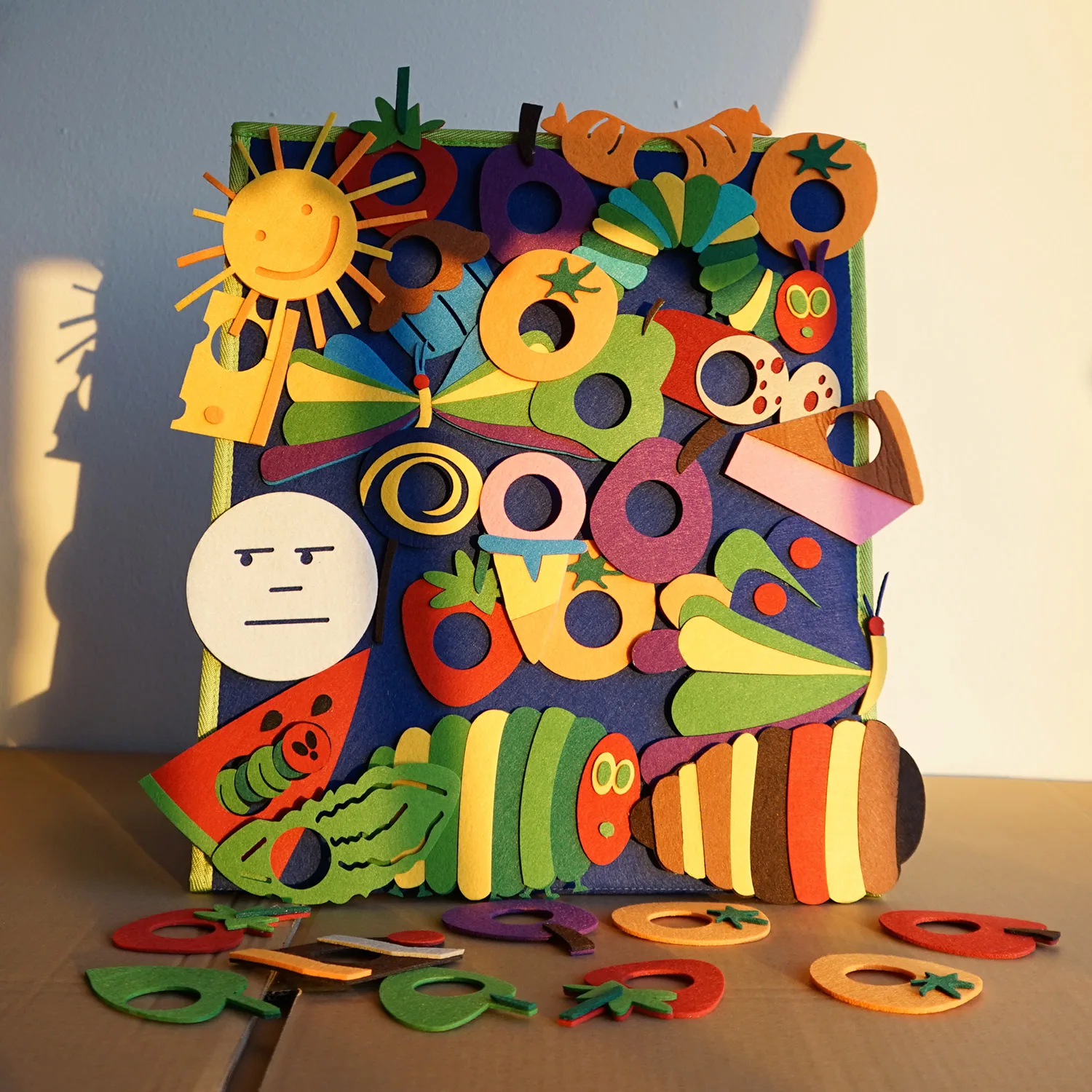 Filztafel-Geschichtenspielzeug-Set, Zubehör für das Bilderbuch 'Die kleine Raupe Nimmersatt', 35-teilig, Lernhilfen mit Schürze für frühkindliches Lernen Image