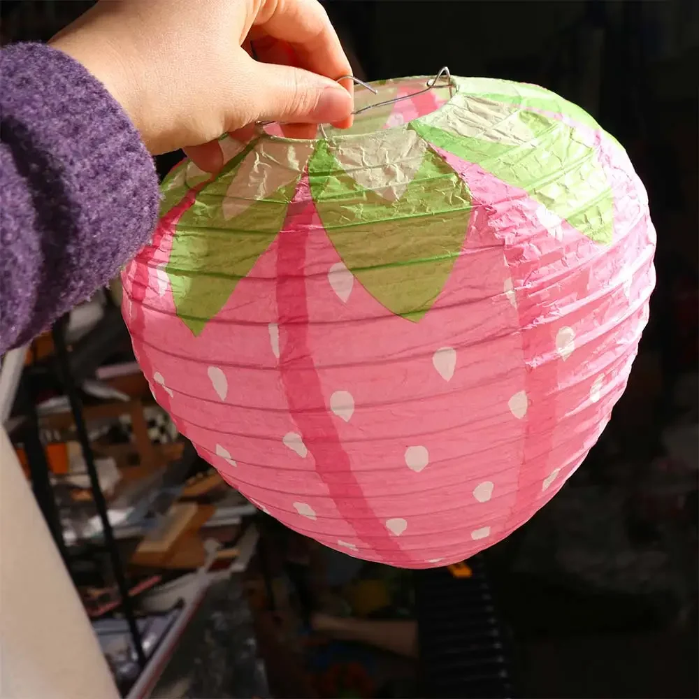 3D Rosa Erdbeer-Laterne Spezialförmige Frucht-Themen Papierlaterne Ornament Handgehaltene Hängelaterne Ball für Kinderfeste Image