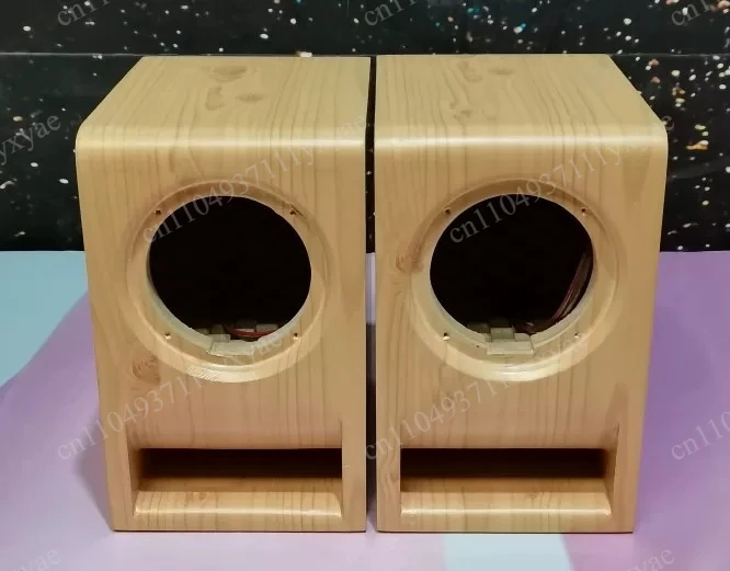 Holzlautsprecher, leere Computertischbox, Bücherregal, ein Paar Stereosysteme Image