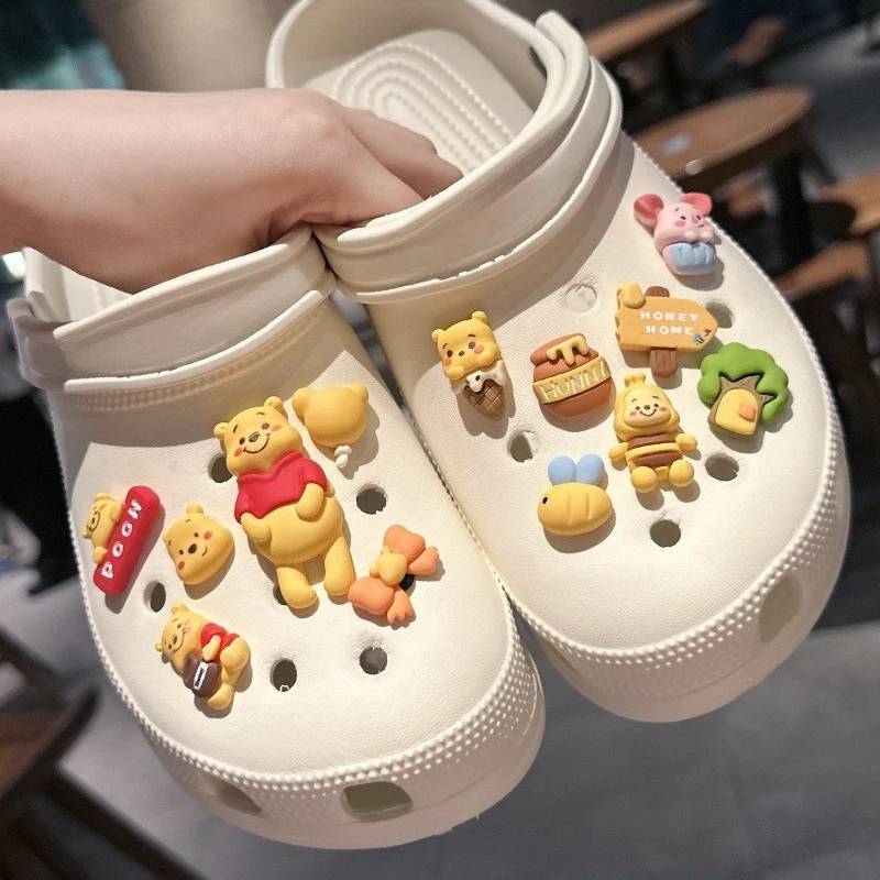 13 Teile/satz Nette Winnie the Pooh Mädchen Frauen Schuh Charms DIY Loch Schuhe Abnehmbare Schnalle Garten Schuhe Zubehör Festival Geschenk