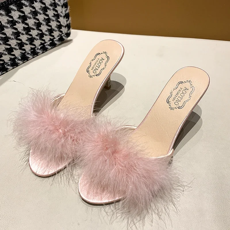 2025 sommer Flauschigen Peep Toe Sexy High Heels Frauen Schuhe Pelz Feder Dame Mode Hochzeit Slip-On Rosa Karree frauen Sandalen