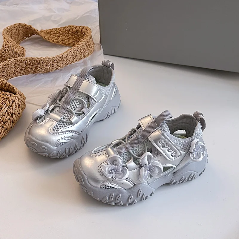 Sommer-Sandalen für Mädchen mit Blumendekoration, atmungsaktive Mesh-Schuhe, weiche Sohle, rutschfeste Freizeitschuhe für Kinder