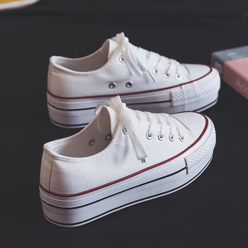 2026 Flache Schuhe für Damen: Vulkanisierte schwarze Canvas-Plateau-Sneaker, weiße Tennis-Schuhe für Damen, höhenvergrößernde Skateboard-Schuhe
