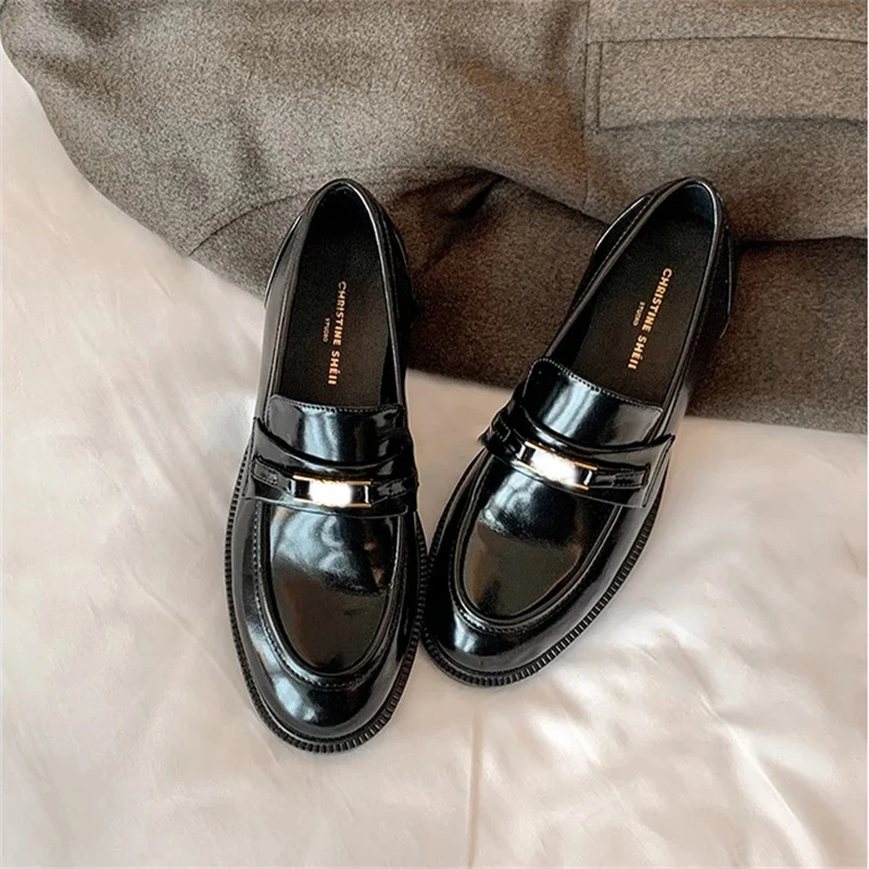 Frühjahr Neue Damen Echtleder-Schuhe Britischer Stil Schwarze Freizeitschuhe Bankett Büro-Trage Stilvolle Metall-Design Loafer