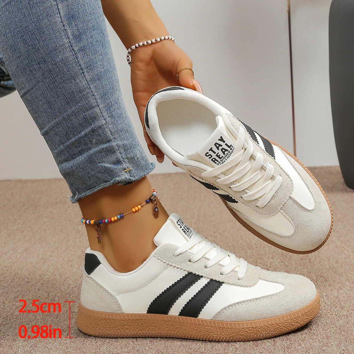Damen Mode Weinrote Flache Sneaker 2026 Frühling Weiß Gestreifte Dicksohlige Freizeitschuhe Leichte Vulkanisierte Schuhe für Frauen