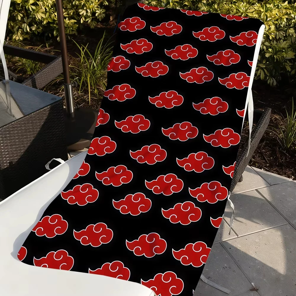 Strandtuch mit rotem Wolkenmuster, weiche, langlebige ultrafeine Fasern, Heimdekorationsgeschenk, übergroßes Badetuch mit schwarzem und rotem Anime-Print Image
