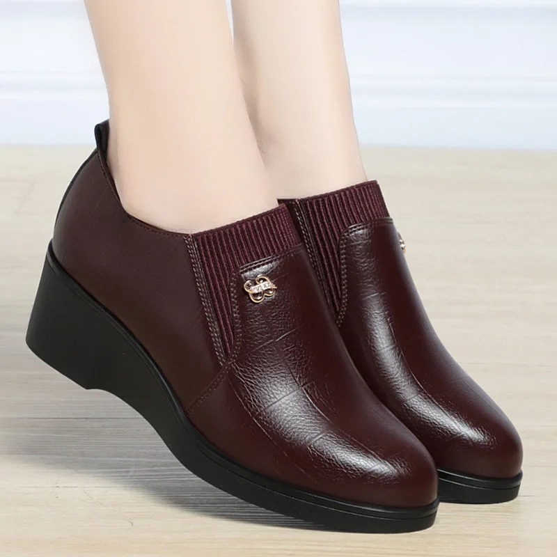 Trendige Keilabsatz-Lederschuhe für Damen Neues Weichsohlen-Design Vielseitig und Bequem Einfarbige Casual Damenschuhe