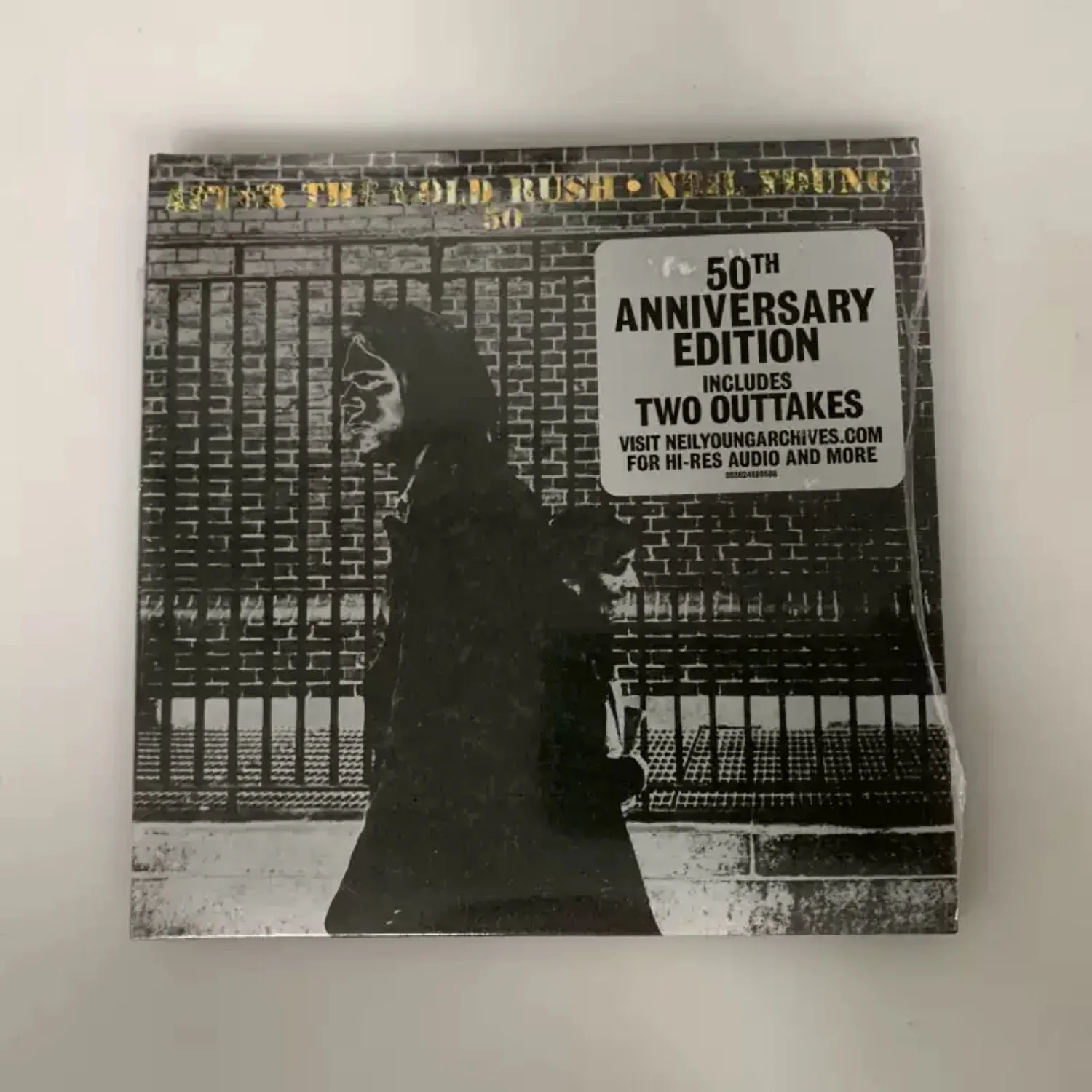 Klassisches amerikanisches Folk-Rock-CD-Set: Vintage Schwarz-Weiß-Brick-Wall-Street-Porträt-Cover Rock-Disc mit zusätzlichen unverwendeten Aufnahmen Image