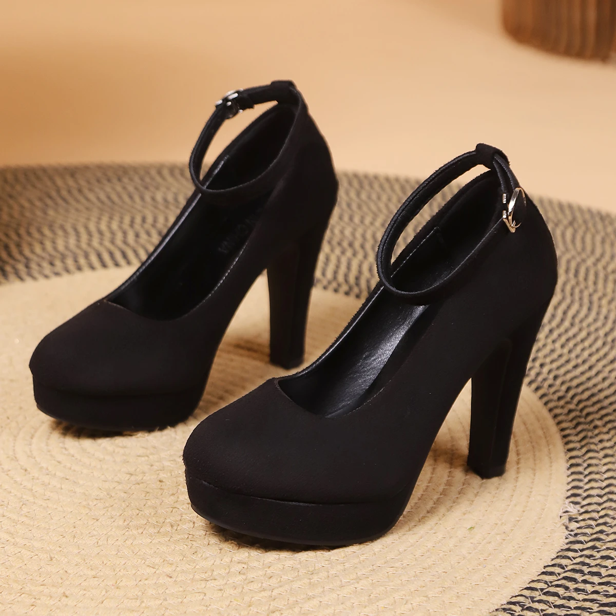 Schwarzer Samt runder Kopf High Heels wasserdichte Plattform Mode Schnalle Damenschuhe schwarz sexy große Größe 42 Schuhe für Frauen
