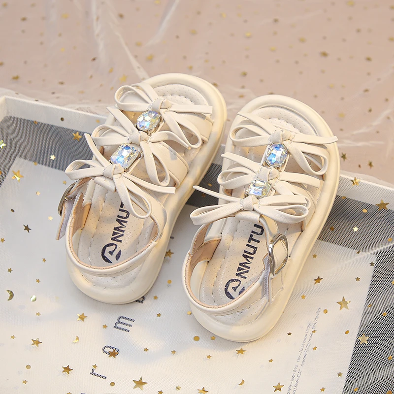 Kindermode Glitzer-Sandalen mit Kreuzriemen und Edelsteinen, klobige Sohle, sommerliche Freizeitschuhe für Kinder, rutschfest.