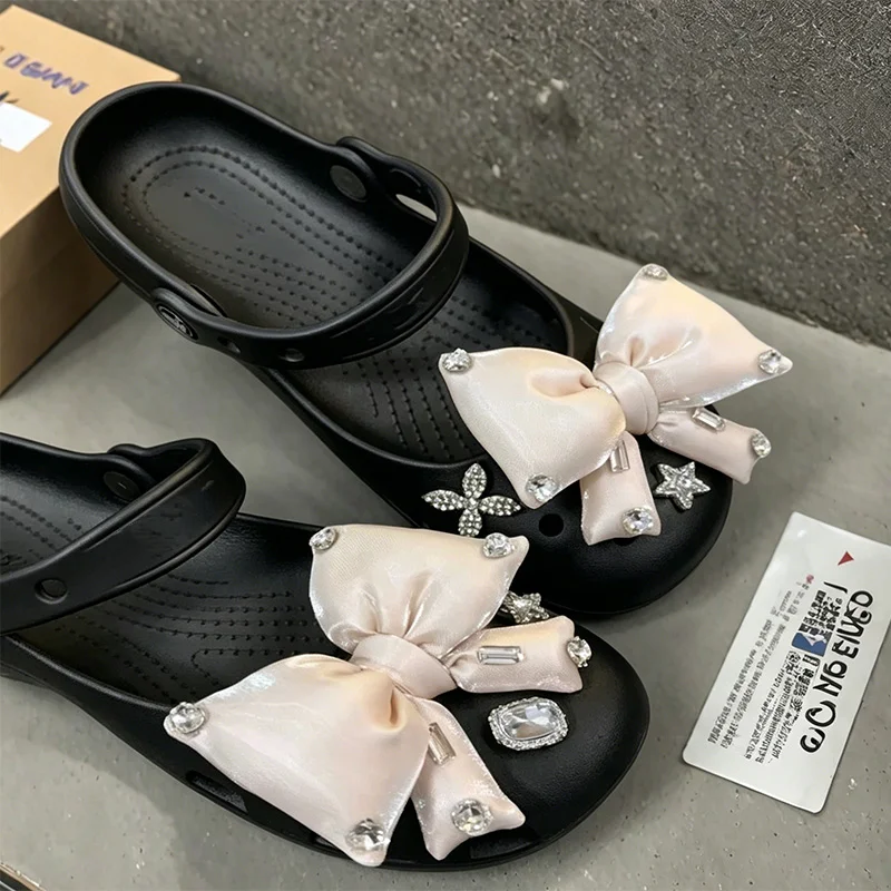 Koreanische Rosa Schleifen-Strass-DIY-Ballett-Clogs für Damen – Sommer 2026 Süße, weiche EVA-Sandalen mit dicker Sohle und Lochmuster, Mary Jane Schuhe für Frauen