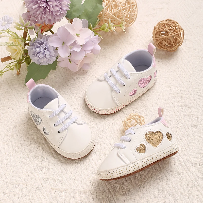 Modische neue weiße Schuhe für Babys im Alter von 0 bis 18 Monaten, Sport- und Wanderschuhe mit weichen Sohlen und herzförmig bedruckten Babyschuhen