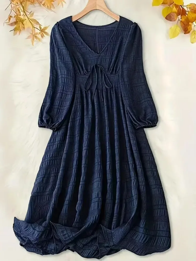 Modisches Übergrößen-Damenkleid mit Strukturierten Laternenärmeln und V-Ausschnitt, Midi-Kleid mit Bindedetail für Komfort und Stil Image