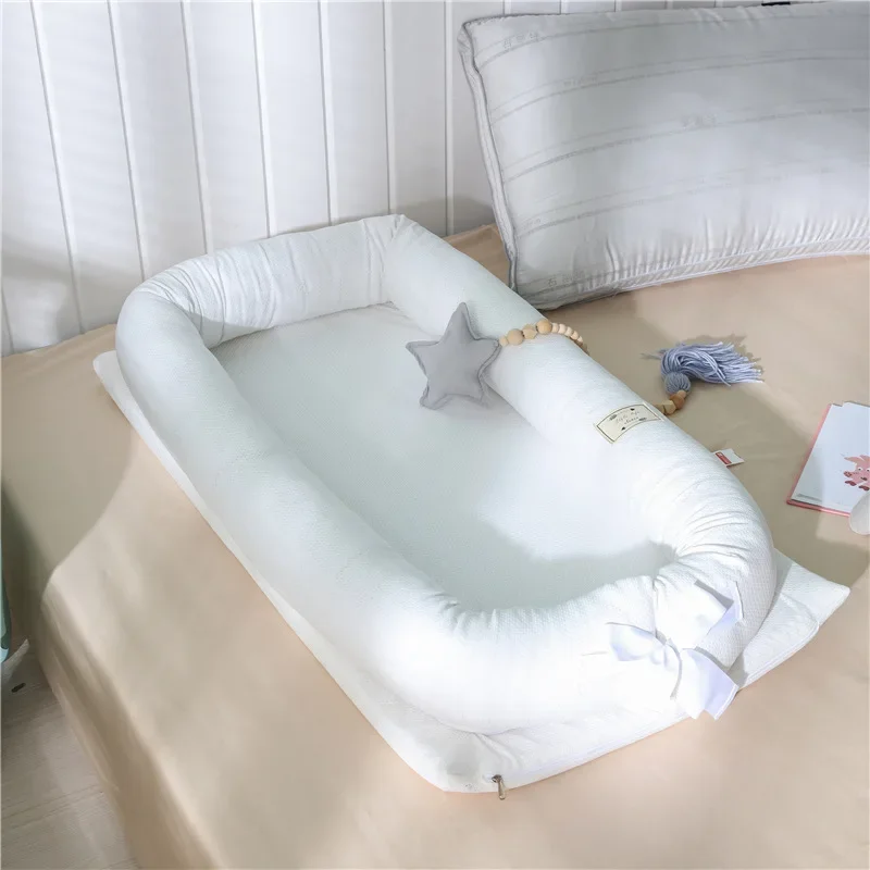 50*90cm Weißes Reisebett Tragbares Babynest Atmungsaktives Neugeborenenbett für Jungen Mädchen Baumwolle Weiche Krippe Atmungsaktive Klappbettstoßstange Image