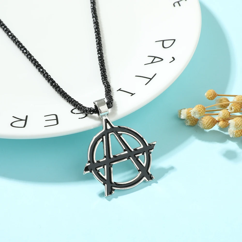 Film-Avengers-Symbol Buchstabe A Logo Halskette Vintage Anarchie-Symbol Schwarzer Anhänger für Herren Schmuck Accessoire Geschenke Image