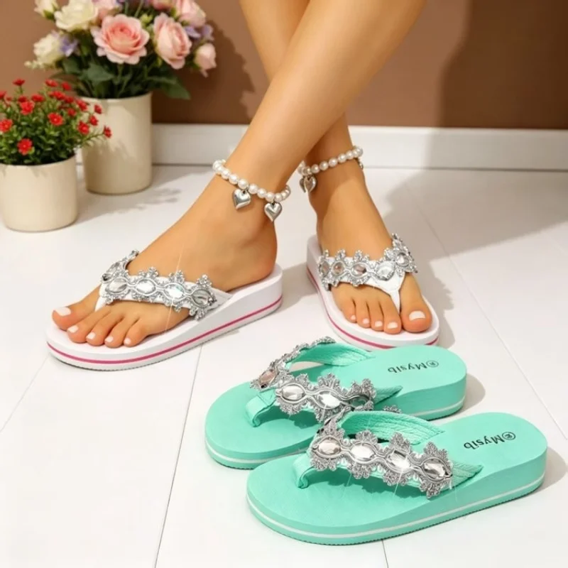Flip-Flops mit flacher Sohle, neues Sommermodell mit glänzenden Strasssteinen, dicksohlige Sandalen, die Höhe und Komfort erhöhen, geeignet. Image