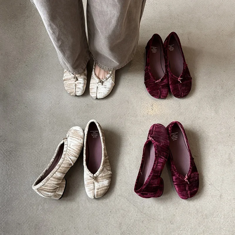 Retro Rote Samt-Tabi-Schuhe mit Geteilter Zehenpartie Damen-Ballerinas Bequeme Blockabsatz Vintage Designer Plissierte Einzelschuhe