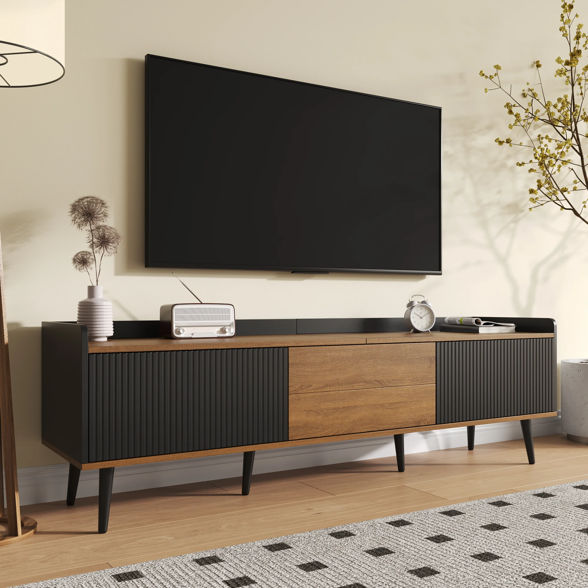 TV-Schrank, TV-Tisch, TV-Ständer, dreitüriger Unterschrank. Kompakte Konstruktion. Schwarz und natürliches Holzfinish.