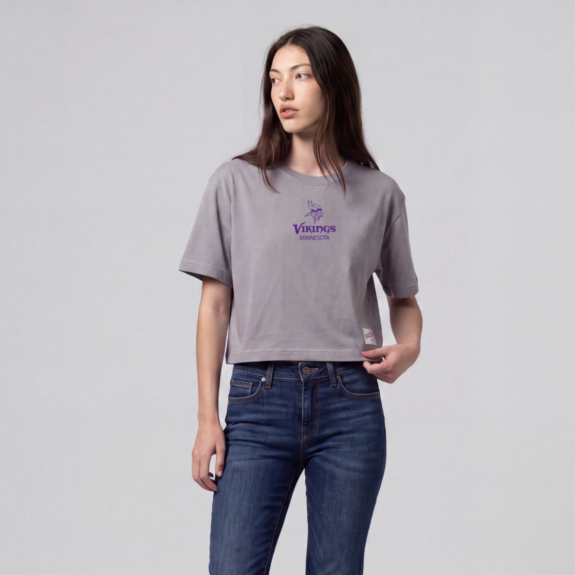 Mitchell & Ness Damen-T-Shirt in Grau mit Minnesota Vikings Core Essentials Micro-Logo, kastenförmig geschnitten