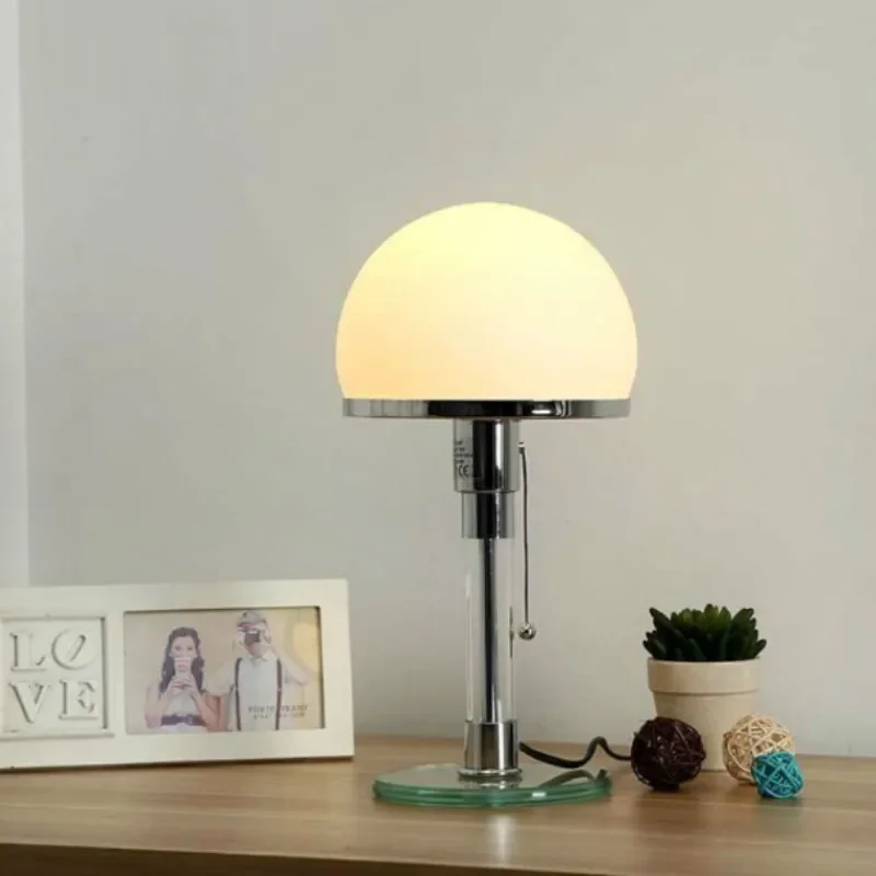 Bauhaus-Lampe Weiße Tischlampe Dänisches Designer-Nordisches Schlafzimmer-Nachttischlicht Einfache Glas-Tischleuchte für Wohnzimmer